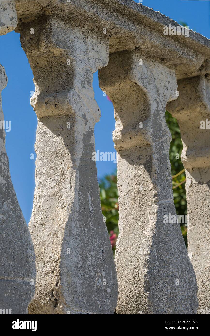 Immagini miste di oggetti persone astratta architettura luoghi e scene insoliti in o vicino Corfù città Foto Stock