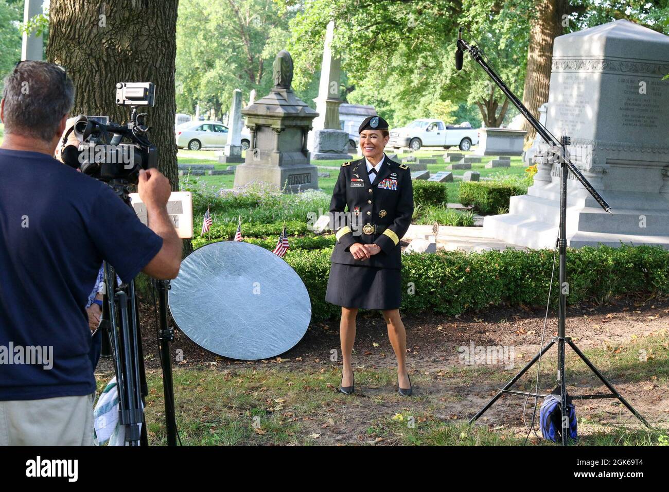 Maria A. Juarez, vice comandante generale per il supporto, ottantesima divisione di preparazione, registra un discorso in onore dell'ex presidente Benjamin Harrison durante una cerimonia registrata in onore del 23° presidente degli Stati Uniti presso la sua sede di sepoltura di Indianapolis, il 13 agosto 2021. Ogni anno, una corona viene posta presso la tomba a nome dell'attuale presidente. Foto Stock