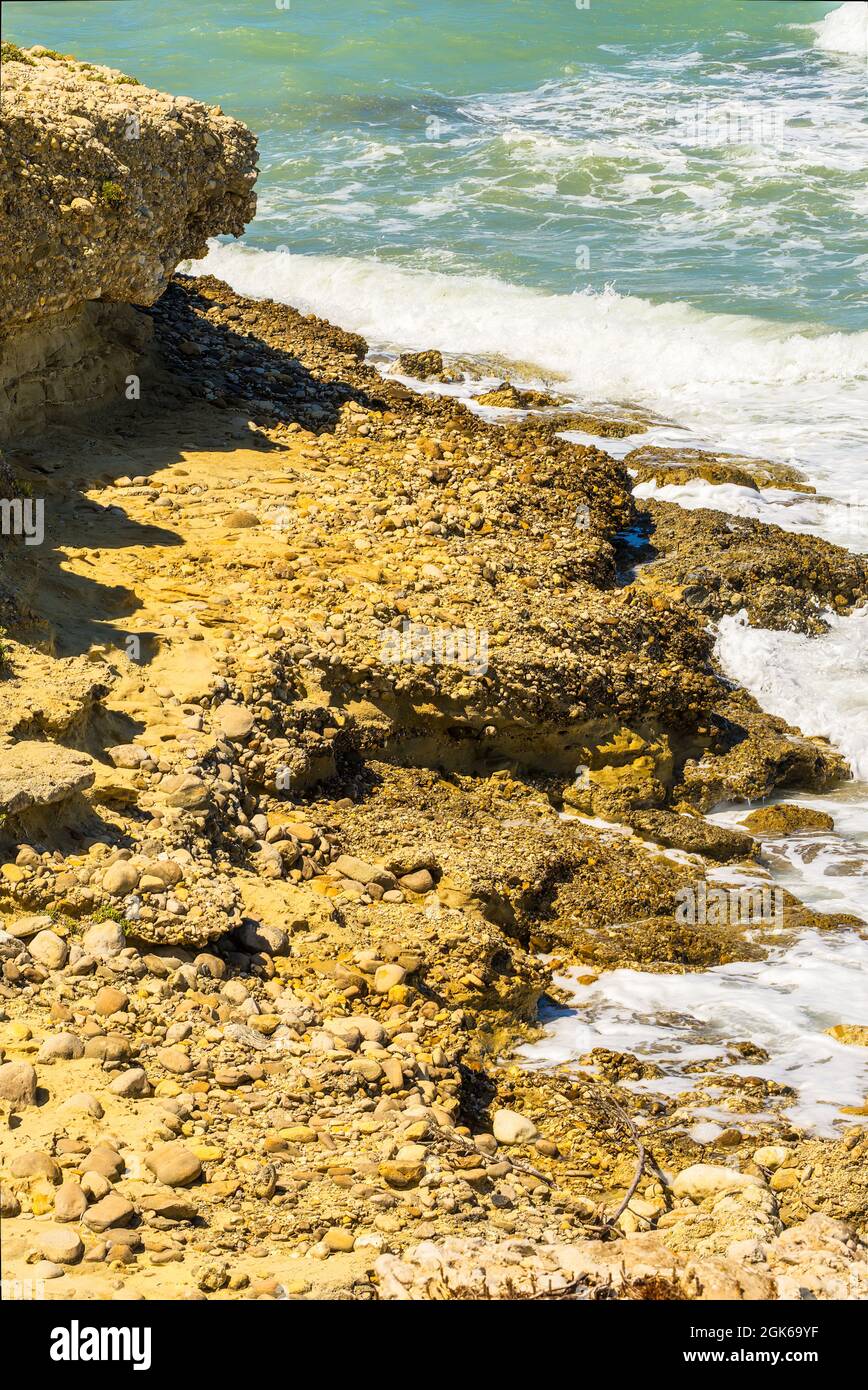 Viste costiere di onde che si infrangono rocce aspre maree ondate di mare ondate che lambiscono le onde Foto Stock
