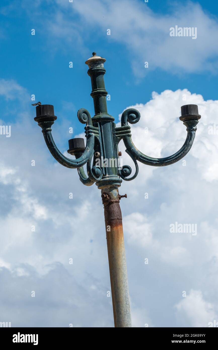 Immagini miste di oggetti persone astratta architettura luoghi e scene insoliti in o vicino Corfù città Foto Stock