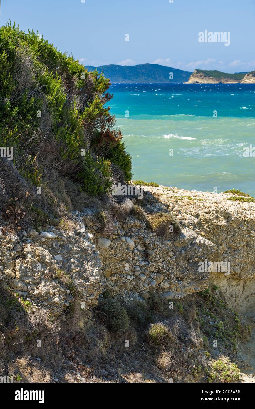 Foto cartolina immagini di Agios Stefanos a Corfù incorporando soleggiato vista mare contenente mare spiagge rocce turisti viaggi e vacanze Foto Stock
