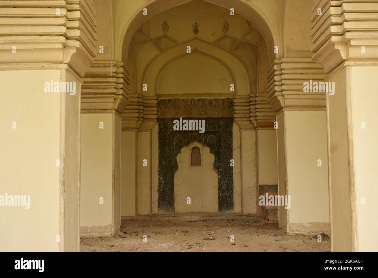 Antica arte architettonica islamica del minareto alla vecchia Moschea in rovina Masjid Foto Stock