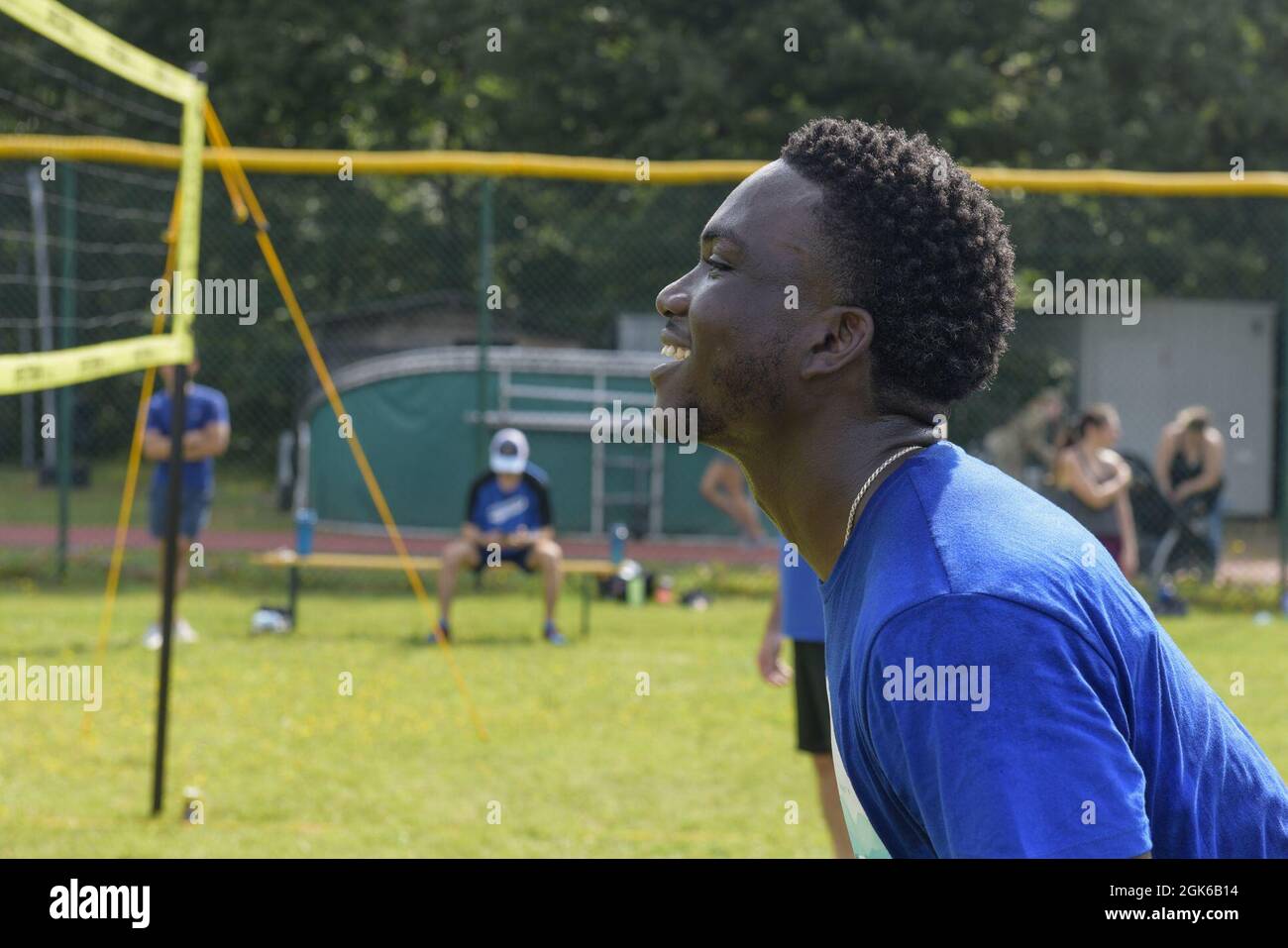 U.S. Air Force Airman 1st Class Elvis Boakye, 603rd tecnico del sistema di trasmissione a radiofrequenza di Squadron Air and Space Communications, ride giocando a pallavolo al South Side Fitness Center sulla base aerea di Ramstein, Germania, 13 agosto 2021. I membri del 603° Air Operations Center e del 603° ACOMS hanno partecipato a un torneo di pallavolo per la Giornata dello Sport, un evento che ha incoraggiato il fitness fisico, il morale dell'unità e il coinvolgimento della famiglia. Foto Stock