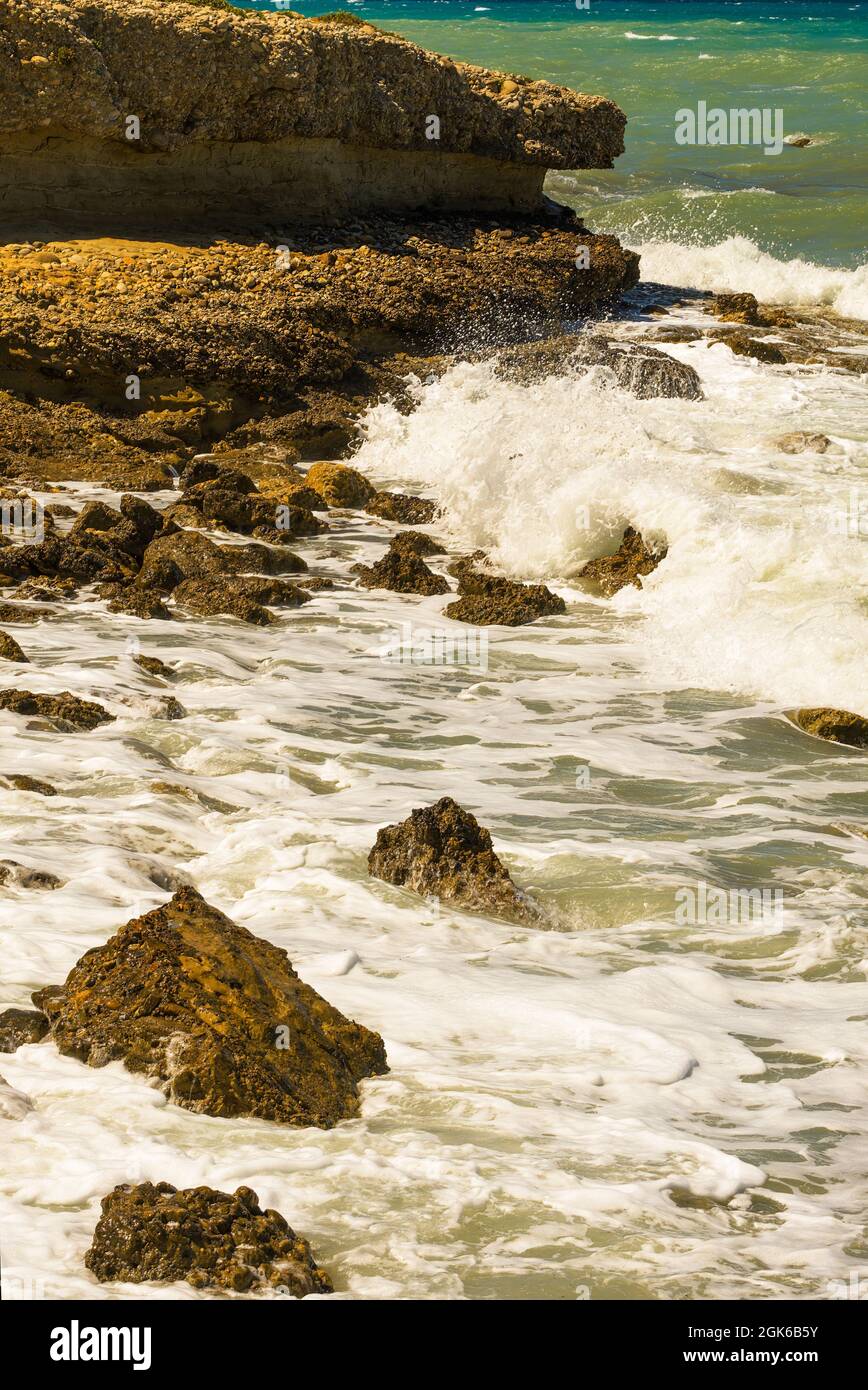 Viste costiere di onde che si infrangono rocce aspre maree ondate di mare ondate che lambiscono le onde Foto Stock