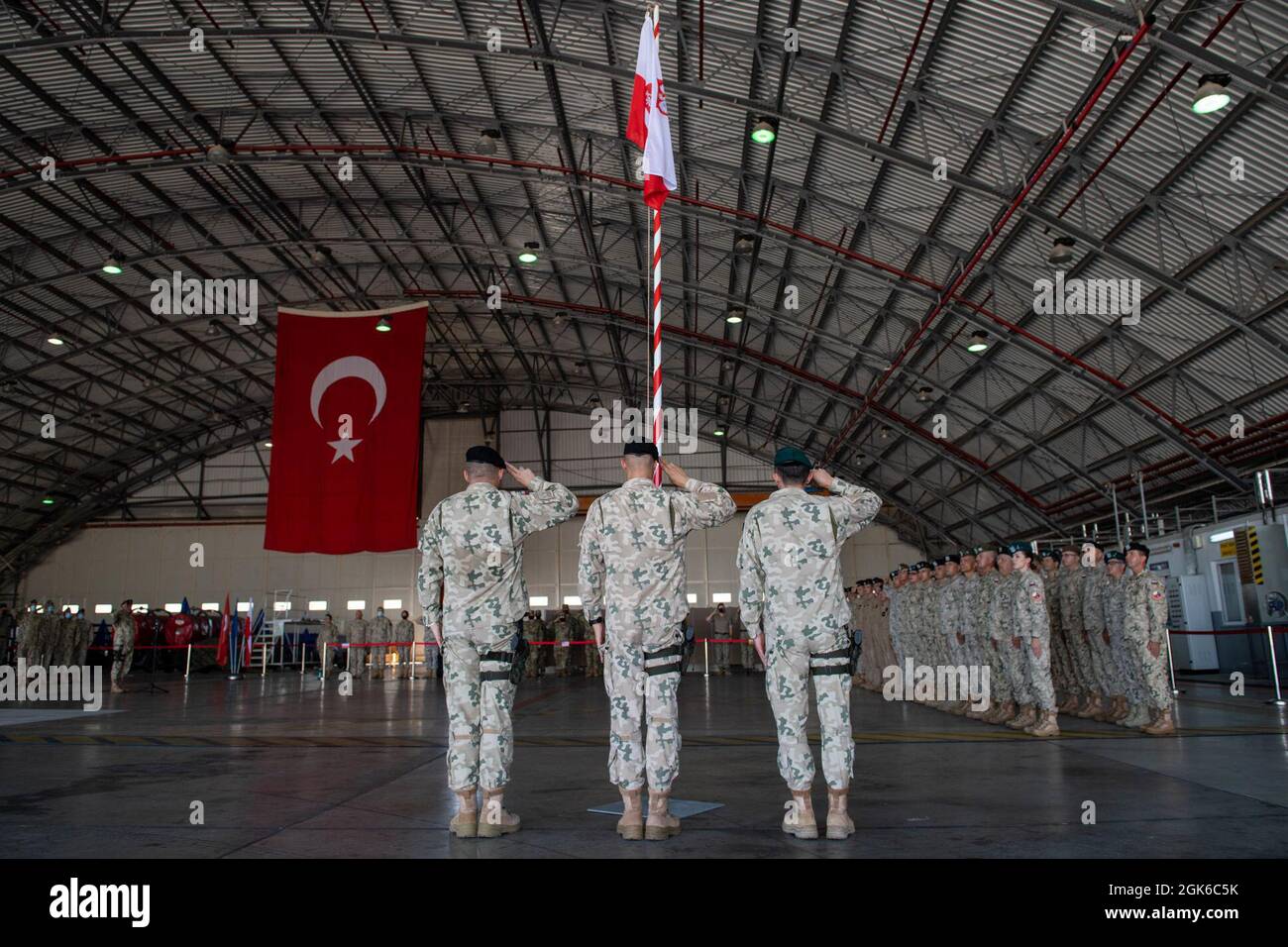 Tre membri delle forze armate polacche salutano la bandiera durante la loro cerimonia “Święto Wojska Polskiego”, o “Polish Armed Forces Day”, presso la base aerea di Incirlik, Turchia, 13 agosto 2021. Nell'evento noto come il "Miracolo sulla Vistola", le forze armate polacche hanno respinto con successo l'offensiva dell'esercito rosso fuori Varsavia. La vittoria salvò la capitale e assicurò la sopravvivenza della seconda Repubblica Polacca. Quest'anno, il personale polacco, spagnolo, turco e americano assegnato a Incirlik AB si è riunito per festeggiare. La 39a Air base Wing e i nostri alleati sono impegnati a rafforzare la sicurezza cooperativa Foto Stock