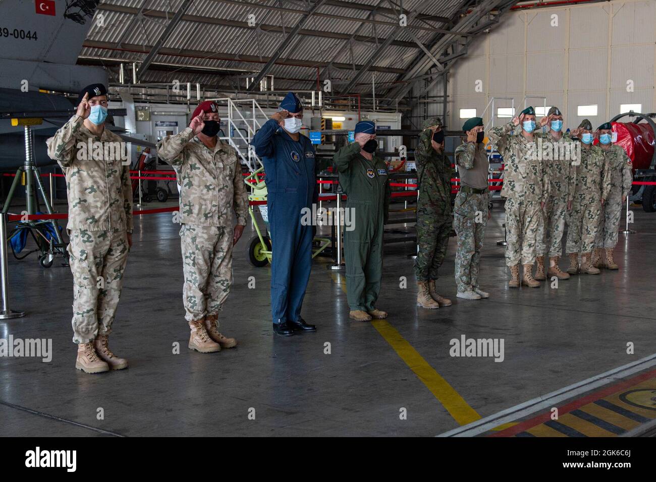 I comandanti di varie unità dell'installazione rendono saluti durante la cerimonia "Święto Wojska Polskiego", o "Polish Armed Forces Day", presso la base aerea di Incirlik, Turchia, 13 agosto 2021. Nell'evento noto come il "Miracolo sulla Vistola", le forze armate polacche hanno respinto con successo l'offensiva dell'esercito rosso fuori Varsavia. La vittoria salvò la capitale e assicurò la sopravvivenza della seconda Repubblica Polacca. Quest'anno, il personale polacco, spagnolo, turco e americano assegnato a Incirlik AB si è riunito per festeggiare. La 39a Air base Wing e i nostri alleati sono impegnati a rafforzare la cooperazione Foto Stock