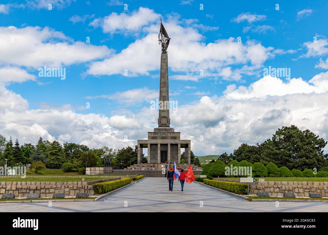 Una foto di due persone che camminano fino al Monumento di Slavín, a Bratislava. Foto Stock