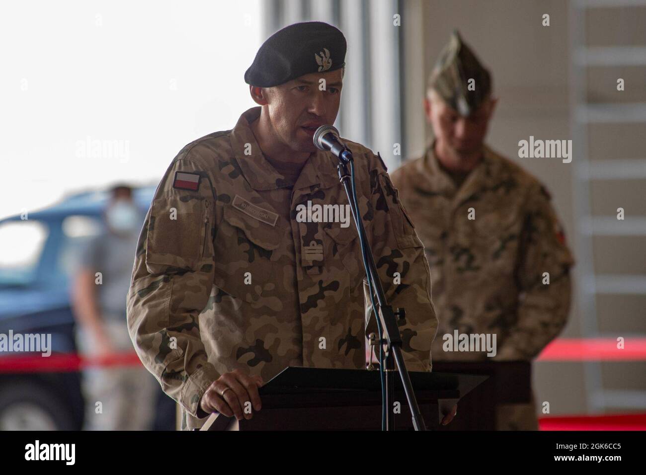 Il comandante del contingente militare polacco, Cezary Kurkowski, parla durante la cerimonia “Święto Wojska Polskiego”, o “Polish Armed Forces Day”, presso la base aerea di Incirlik, Turchia, 13 agosto 2021. Nell'evento noto come il "Miracolo sulla Vistola", le forze armate polacche hanno respinto con successo l'offensiva dell'esercito rosso fuori Varsavia. La vittoria salvò la capitale e assicurò la sopravvivenza della seconda Repubblica Polacca. Quest'anno, il personale polacco, spagnolo, turco e americano assegnato a Incirlik AB si è riunito per festeggiare. La 39a Air base Wing e i nostri alleati si impegnano a rafforzarsi Foto Stock