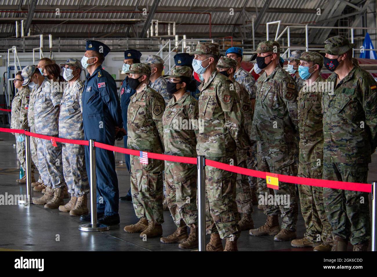 I membri militari internazionali di varie unità durante l'installazione partecipano alle forze armate polacche per la loro cerimonia "Święto Wojska Polskiego", o "Polish Armate Forces Day", presso la base aerea di Incirlik, Turchia, 13 agosto 2021. Nell'evento noto come il "Miracolo sulla Vistola", le forze armate polacche hanno respinto con successo l'offensiva dell'esercito rosso fuori Varsavia. La vittoria salvò la capitale e assicurò la sopravvivenza della seconda Repubblica Polacca. Quest'anno, il personale polacco, spagnolo, turco e americano assegnato a Incirlik AB si è riunito per festeggiare. La 39a ala Air base e la nostra Foto Stock