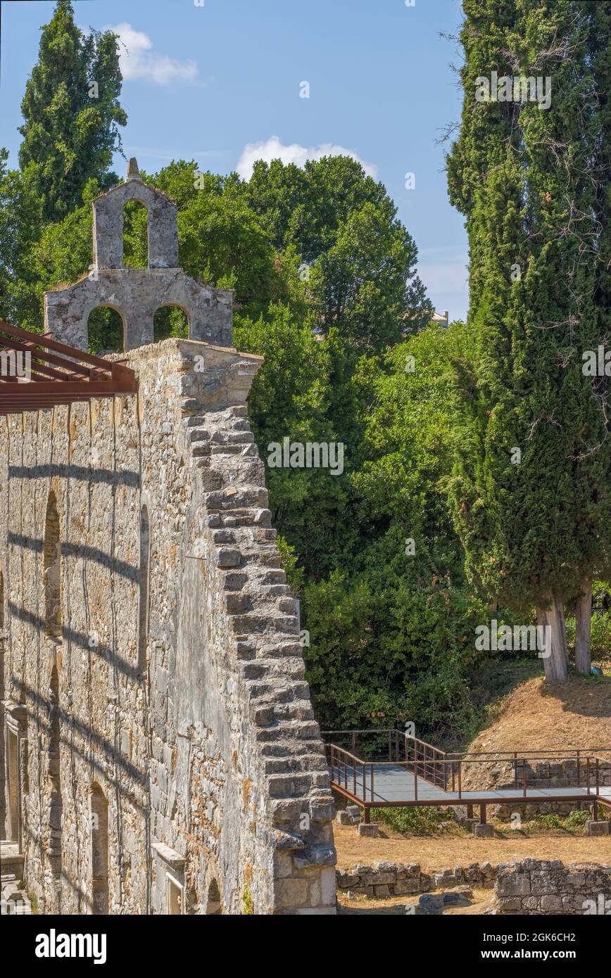 Immagini miste di oggetti persone astratta architettura luoghi e scene insoliti in o vicino Corfù città Foto Stock