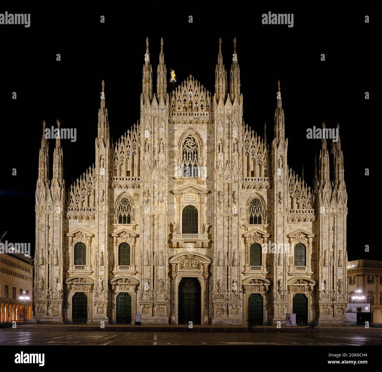 Una vista frontale a lunga esposizione del Duomo di Milano, di notte, senza  persone Foto stock - Alamy