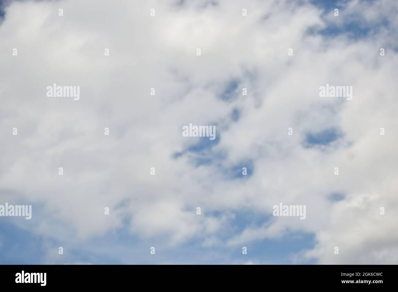 Cielo blu, nuvole bianche di cumulo puffy, cieli, meteorologia, sfondo meteo Foto Stock