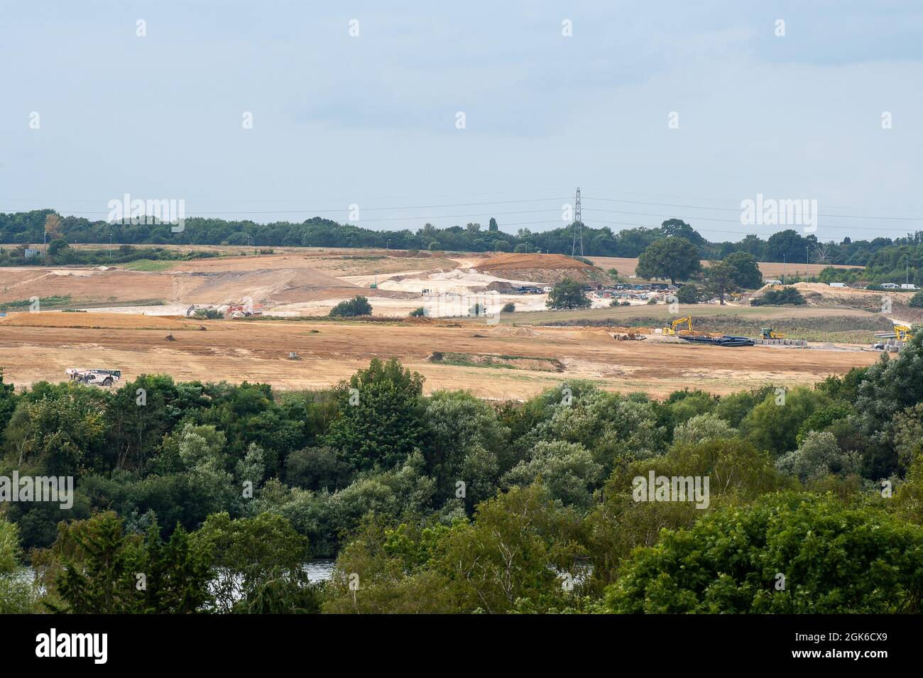 West Hyde, Hertfordshire, Regno Unito. 13 Sep 2021. Il sito HS2 di South Portal dove ha avuto inizio il tunneling. Il tunneling HS2 attraverso i Chilterns raggiunge oggi o domani una pietra miliare, come la Tunnel noioso Machine, Firenze, raggiungerà un miglio. Gli ambientalisti sono molto preoccupati per l'impatto che la perforazione di tunnel sta avendo sulla falda acquifera, in quanto HS2 ha 'perso' una grande quantità di bentonite che è altamente inquinante. Credit: Maureen McLean/Alamy Live News Foto Stock