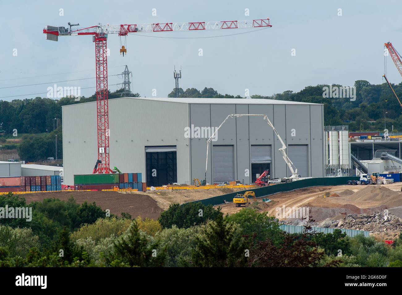 West Hyde, Hertfordshire, Regno Unito. 13 Sep 2021. Il sito HS2 di South Portal dove ha avuto inizio il tunneling. Il tunneling HS2 attraverso i Chilterns raggiunge oggi o domani una pietra miliare, come la Tunnel noioso Machine, Firenze, raggiungerà un miglio. Gli ambientalisti sono molto preoccupati per l'impatto che la perforazione di tunnel sta avendo sulla falda acquifera, in quanto HS2 ha 'perso' una grande quantità di bentonite che è altamente inquinante. Credit: Maureen McLean/Alamy Live News Foto Stock