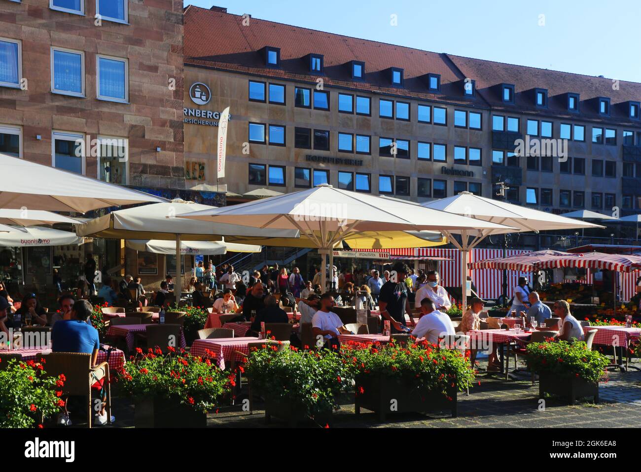 Nürnberg Architektur mit Marktplatz und Cafe oder Biergarten in der Innenstadt oder Altstadt von Norimberga oder Nuernberg, Franken, Baviera Foto Stock