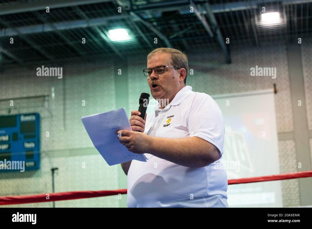 William R. Watson, un annunciatore ad anello del Campionato Invitazionale di Boxing della Garrison dell'Esercito degli Stati Uniti, si rivolge alla folla durante la cerimonia di apertura a Rose Barracks, Vilseck, 14 agosto 2021. La competizione consisteva in 3 round di novanta secondi ed era aperta a tutte le classi di peso. Trentasei membri del servizio hanno partecipato all'evento. Foto Stock