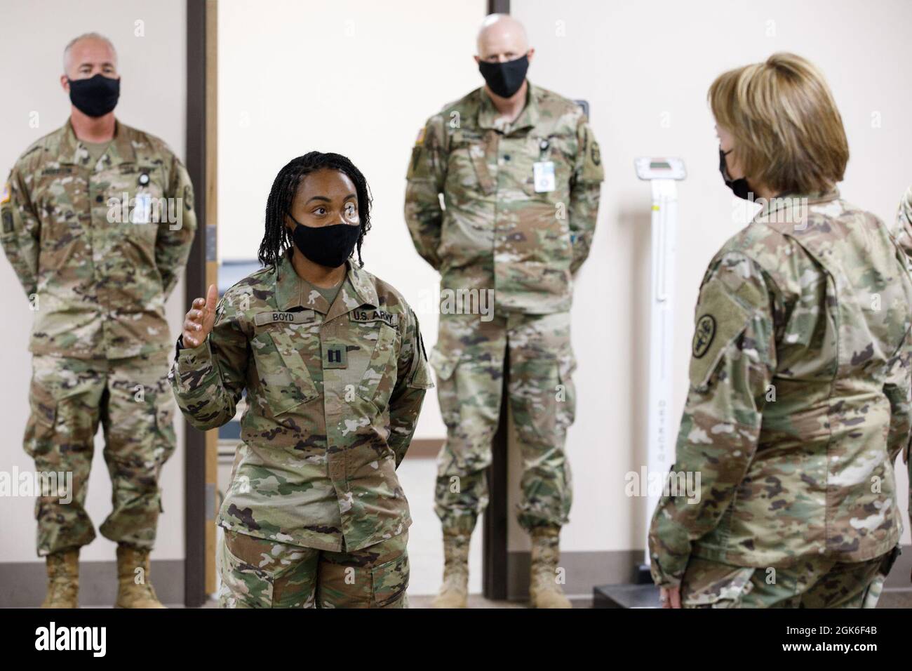 Esercito CPT. Briana J. Boyd, con la Eisenhower Army Medical Clinic, parla con Briga. Gen. Mary V. Krueger, Regional Health Command - Atlantic, comandante generale, durante la visita di Krueger al sito Soldier Readiness Processing, 14 agosto 2021 presso il Camp Shelby Joint Forces Training Center, Miss Foto Stock