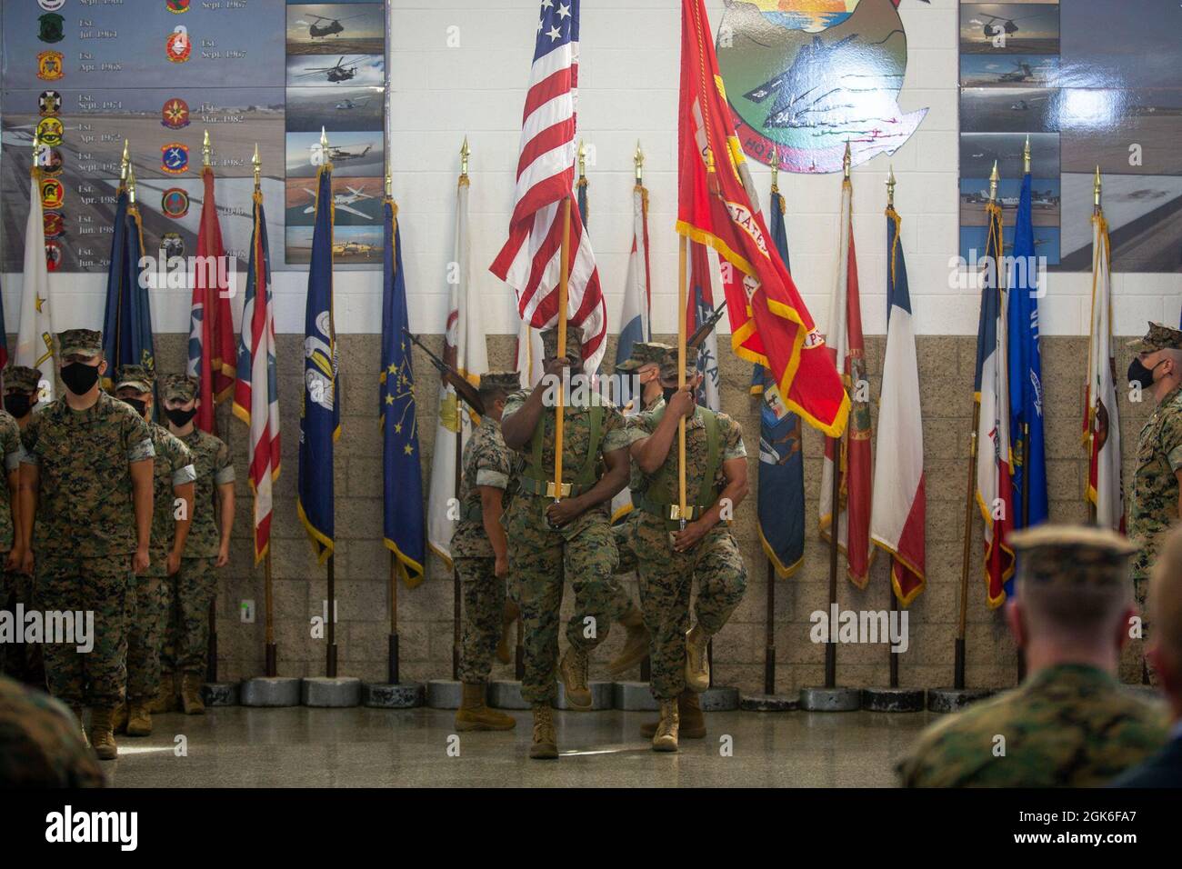 Marines USA con distaccamento Bravo, Marine Aircraft Group 41, 4th Marine Aircraft Wing, Marine Forces Reserve, colori presenti durante un cambio di comando e cerimonia di ritiro sulla Marine Corps Air Station Miramar, San Diego, California, 14 agosto 2021. Durante la cerimonia, il Lt. Coll. Jared E. Cagle ha ceduto i suoi doveri di comandante del distaccamento Bravo, MAG-41, al Lt. Col. Jason M. Ellis. Foto Stock