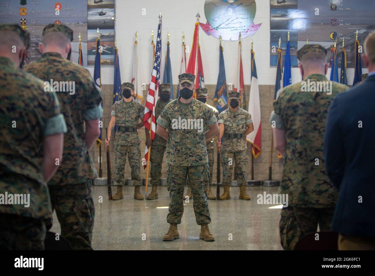 Holmes, il comandante delle truppe dal distaccamento Bravo, MAG 41, 4a Ala di aerei marini, Riserva delle forze marine, si trova a riposo durante un cambio di comando e cerimonia di pensionamento sulla Stazione aerea del corpo Marino Miramar, San Diego, California, 14 agosto 2021. Durante la cerimonia, il Lt. Coll. Jared E. Cagle ha ceduto i suoi doveri di comandante del distaccamento Bravo, MAG-41, al Lt. Col. Jason M. Ellis. Foto Stock