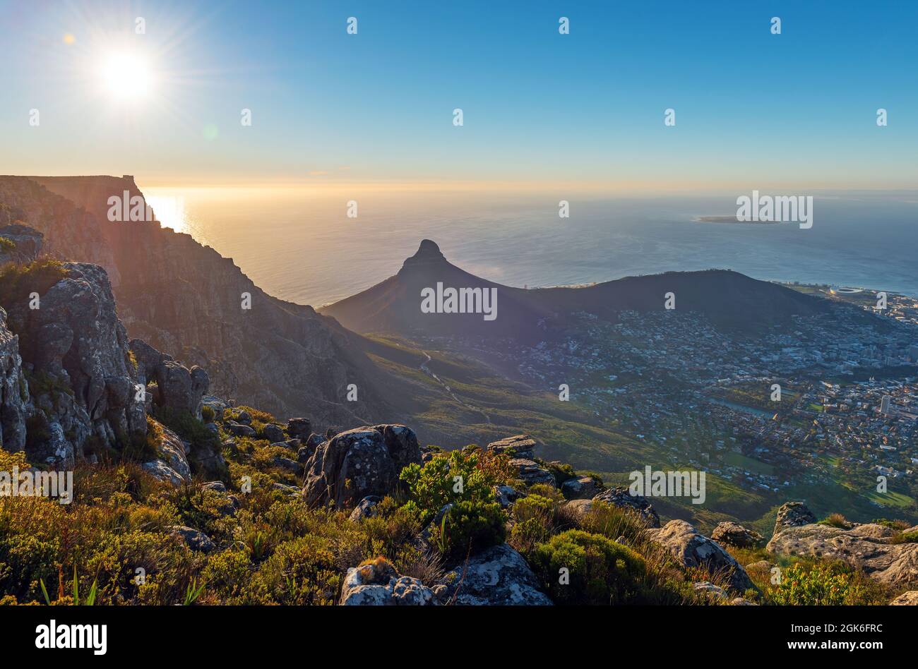 Skyline di Città del Capo e picco del Capo Leone al tramonto visto dal parco nazionale di Table Mountain, Città del Capo, Sud Africa. Foto Stock