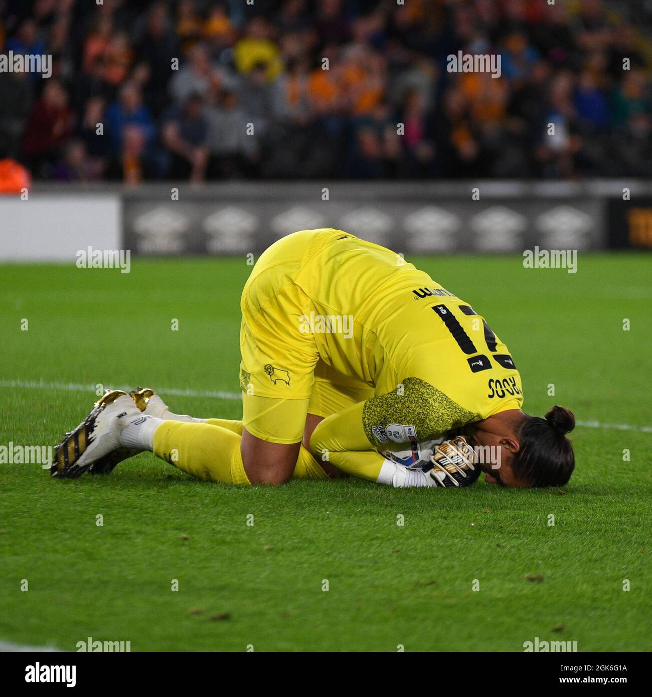 Derby's Kelle Roos proteggere la palla e il suo sheetPicture: Liam Ford/AHPIX LTD, Football, EFL Championship, Hull City / Derby County, MKM Stad Foto Stock