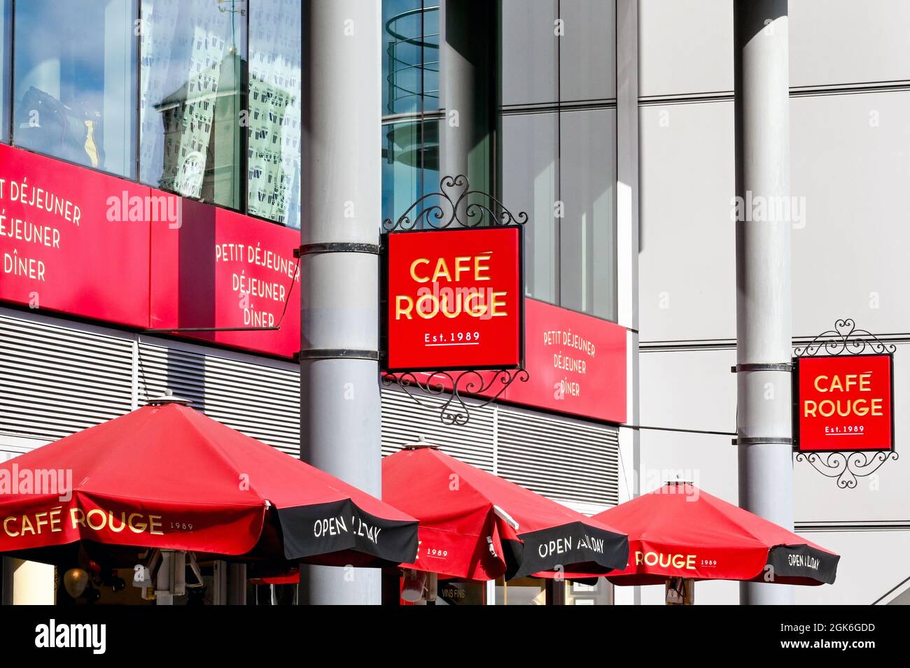 Londra, Inghilterra - Agosto 2021: Cartello all'esterno di un ramo della catena di ristoranti Cafe Rouge. E' di proprietà dell'informale Dining Group Foto Stock