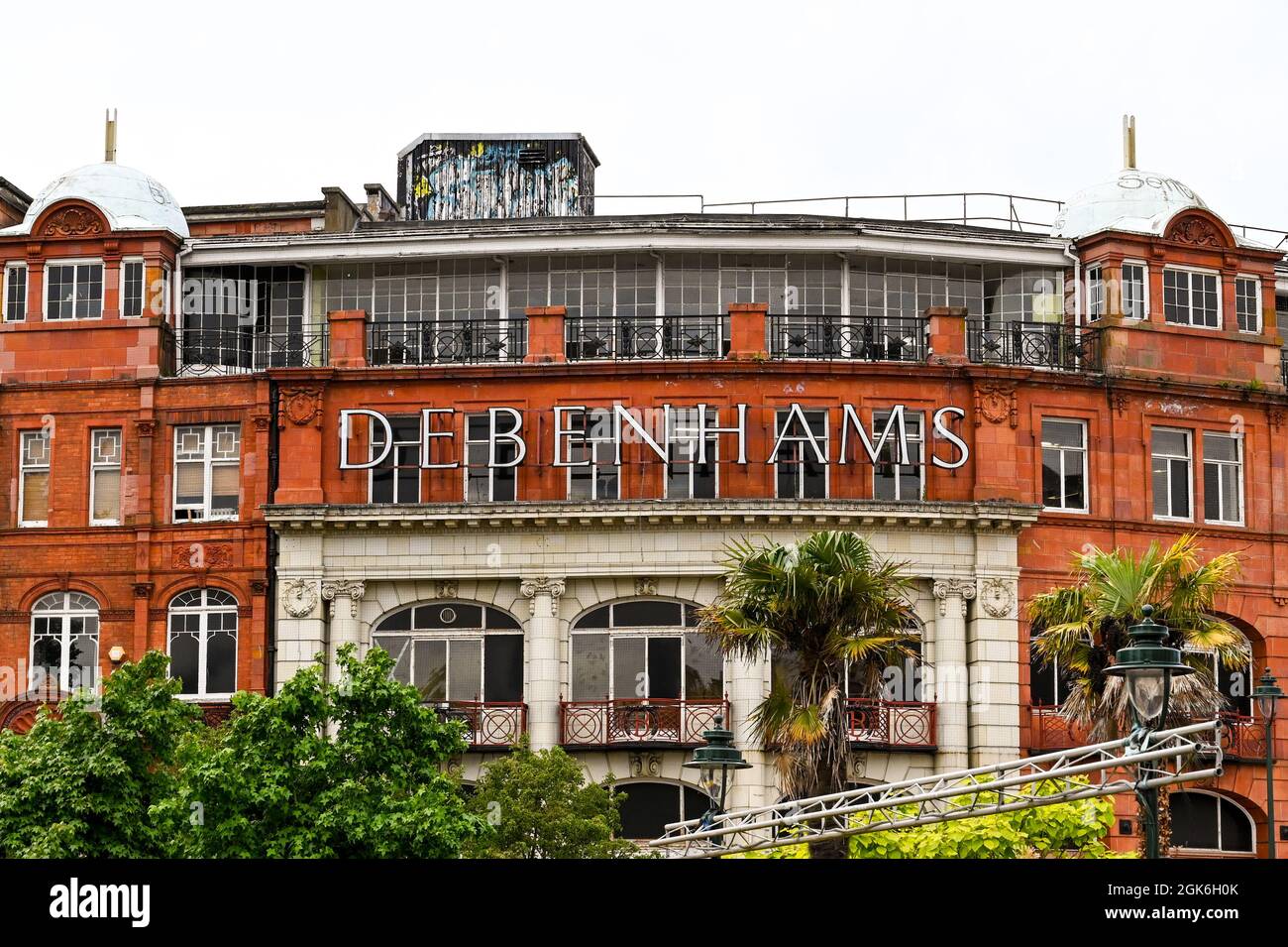 Bournemouth, Inghilterra - Giugno 2021: Cartello sulla parte anteriore dell'ex edificio dei grandi magazzini Debenhams nel centro di Bournemouth Foto Stock