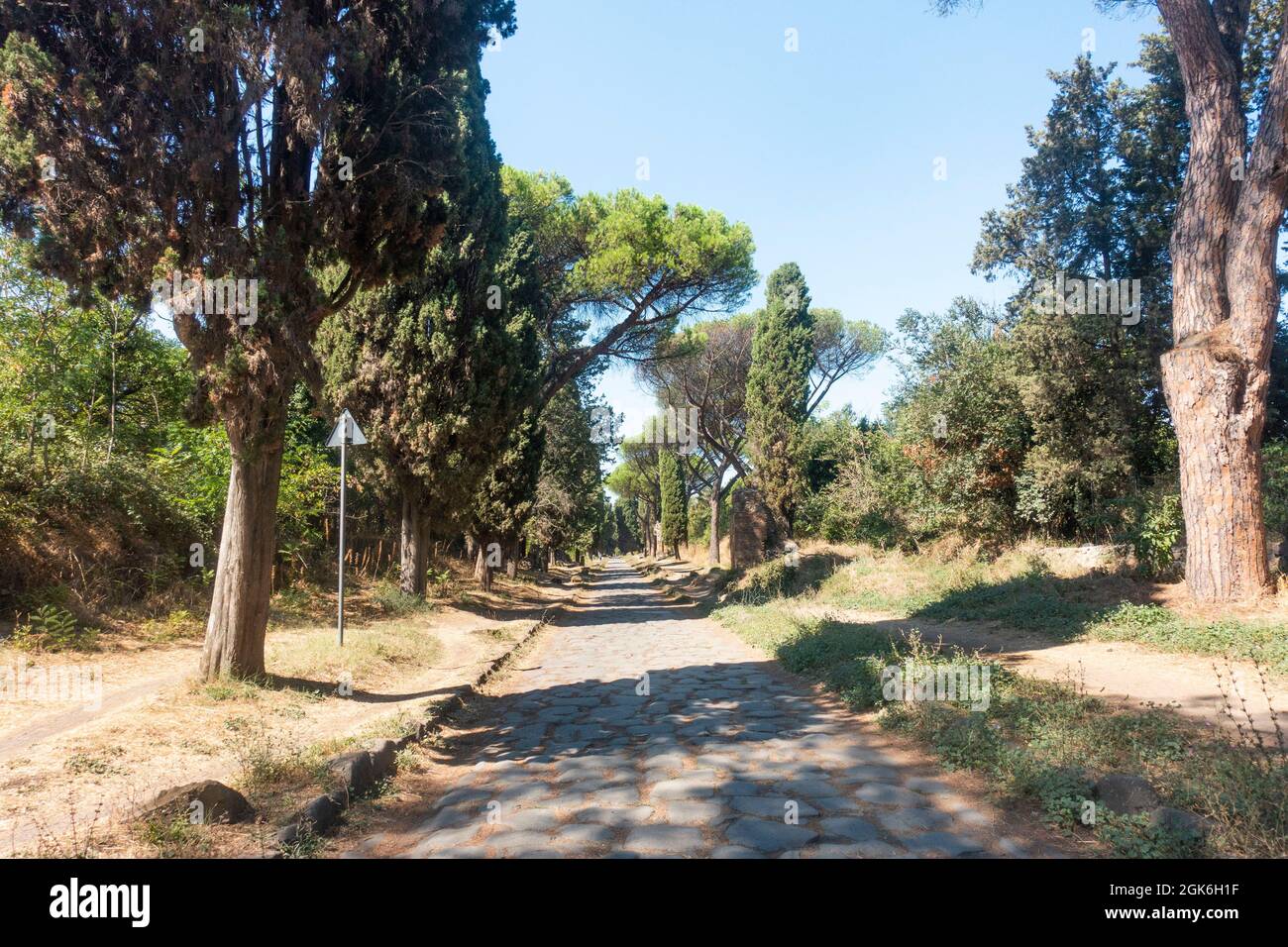Roma, Italia - Settembre 2021 : la gente gode di una domenica soleggiata sulla Via Appia Antica Foto Stock