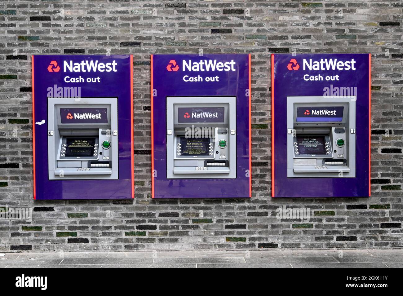 Londra, Inghilterra - Agosto 2021: Fila di cashpoint sul muro esterno di un ramo di Natwest Foto Stock
