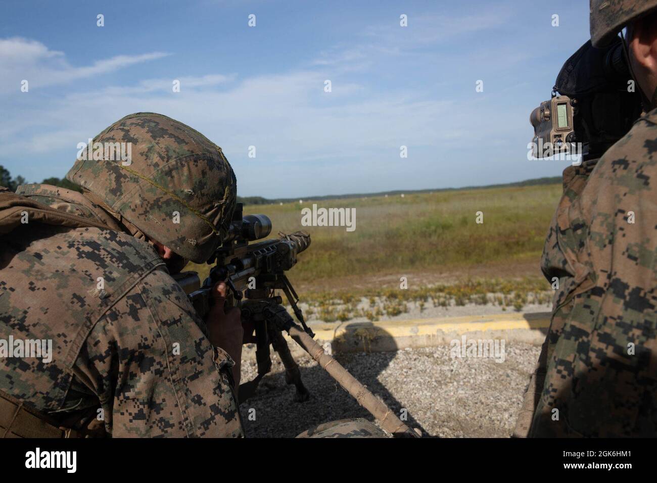 US Marine Corps Lance CPL. Colin Haley, un missileman anti-serbatoio, e Lance CPL. David Booth II, un leader del team di mitragliatrici, entrambi con 3d Battaglione, 2d Marine Regiment, 2d Marine Division, spara un fucile da cecchino M40A6 durante una distanza sconosciuta a Camp Lejeune, N.C., 16 agosto 2021. L'obiettivo di questo esercizio era preparare la prossima evoluzione della formazione mentre l'unità lavora per le implementazioni future. Foto Stock