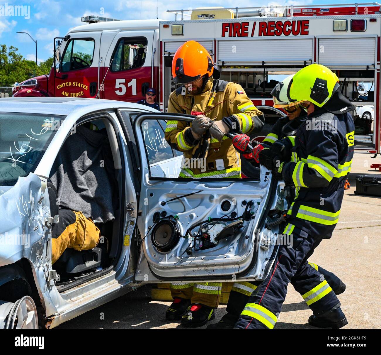 I vigili del fuoco dell'Esercito della Repubblica Ceca eseguono tattiche di estricazione dell'auto, 16 agosto 2021, durante un esercizio di addestramento con il 155th Air Refiling Wing Fire Department presso la Lincoln Air Force base, Neb. Questo scambio di addestramento della Guardia Nazionale del Nebraska e delle forze armate della Repubblica Ceca è uno dei molti agevolati dal programma di partenariato statale della Guardia Nazionale. Foto Stock