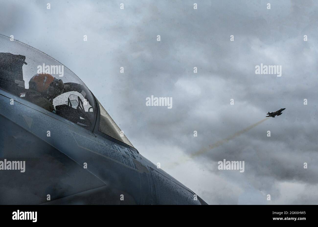 Un pilota dell'aeronautica degli Stati Uniti effettua i controlli pre-volo prima di una missione di volo il 16 agosto 2021, alla base dell'aeronautica di Eielson, Alaska. La missione di volo, che fa parte dell’esercizio sulla bandiera rossa dell’AFB di Eielson, ha dato ai piloti l’opportunità di testare e perfezionare le tattiche aeree. Foto Stock