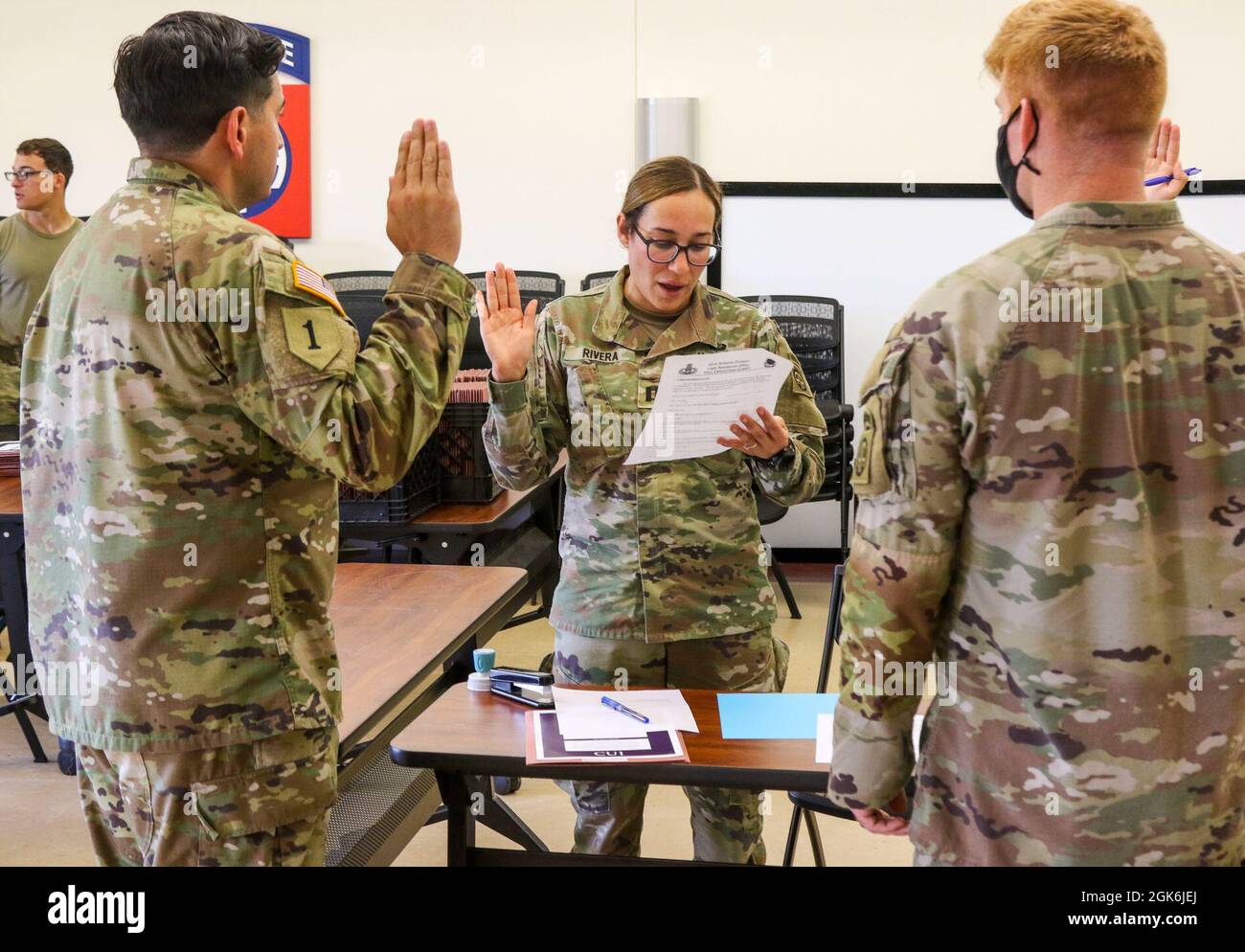 I paracadutisti dell'esercito degli Stati Uniti, assegnati ai battaglione dei Headuarters e della sede centrale, 82nd divisione Airborne, hanno pronto il loro attrezzo su Fort Bragg, Carolina del Nord 16 2021 agosto. I paracadutisti si preparano al dispiegamento in Afghanistan a causa degli sforzi di ritiro per il salvataggio. Foto Stock