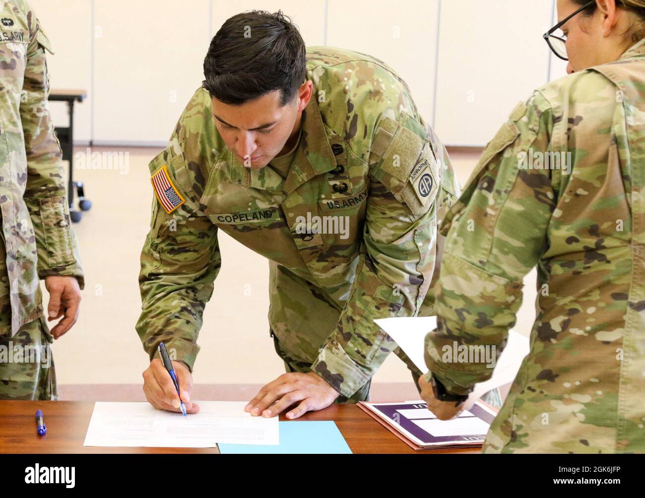 I paracadutisti dell'esercito degli Stati Uniti, assegnati ai battaglione dei Headuarters e della sede centrale, 82nd divisione Airborne, hanno pronto il loro attrezzo su Fort Bragg, Carolina del Nord 16 2021 agosto. I paracadutisti si preparano al dispiegamento in Afghanistan a causa degli sforzi di ritiro per il salvataggio. Foto Stock