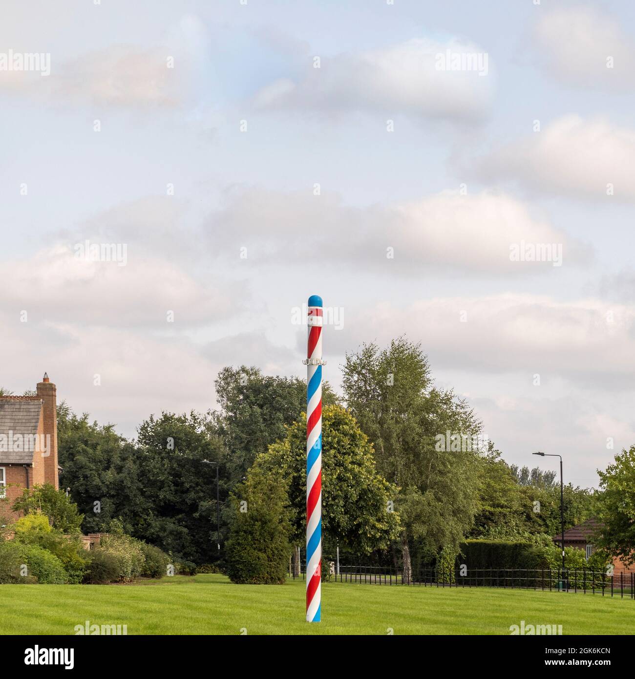 Maypole sul verde villaggio di Earswick alla periferia di York, North Yorkshire, Regno Unito Foto Stock