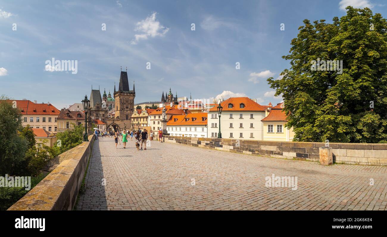 Sul Ponte Carlo - ammira il castello e la Torre del Ponte Mala Strana dal Ponte carlo, Praga, repubblica Ceca Foto Stock