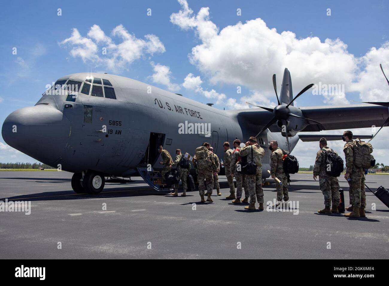 BASE DI RISERVA AEREA HOMESTEAD, Fl. – Joint Task Force – Haiti elementi di comando e controllo a bordo di un aeromobile C-130 dalla base di riserva aerea Homestead per l'operazione diretta di soccorso in caso di calamità ad Haiti, agosto 17. ADM posteriore. Keith Davids è il comandante del comando JTF-Haiti e del comando operazioni speciali South Command. Le forze operative speciali degli Stati Uniti lavorano a stretto contatto con altre agenzie governative per rispondere alle crisi attraverso un approccio governativo olistico. Foto Stock