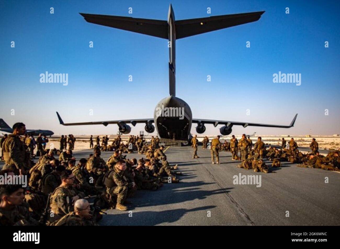 I Marines assegnati alla 24a unità Marine Expeditionary (MEU) attendono un volo alla base aerea di al Udeied, Qatar, il 17 agosto. I Marines stanno assistendo il Dipartimento di Stato con un prelievo ordinato di personale designato in Afghanistan. Foto Stock