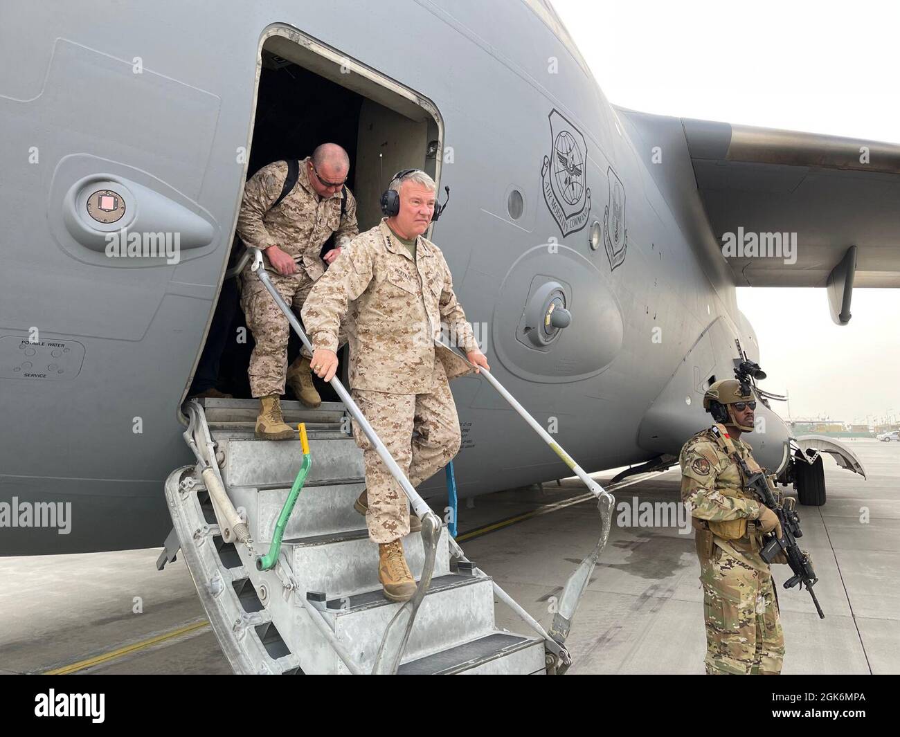 Frank McKenzie, il comandante del comando Centrale degli Stati Uniti, arriva all'aeroporto internazionale Hamid Karzai, in Afghanistan il 17 agosto 2021. Foto Stock
