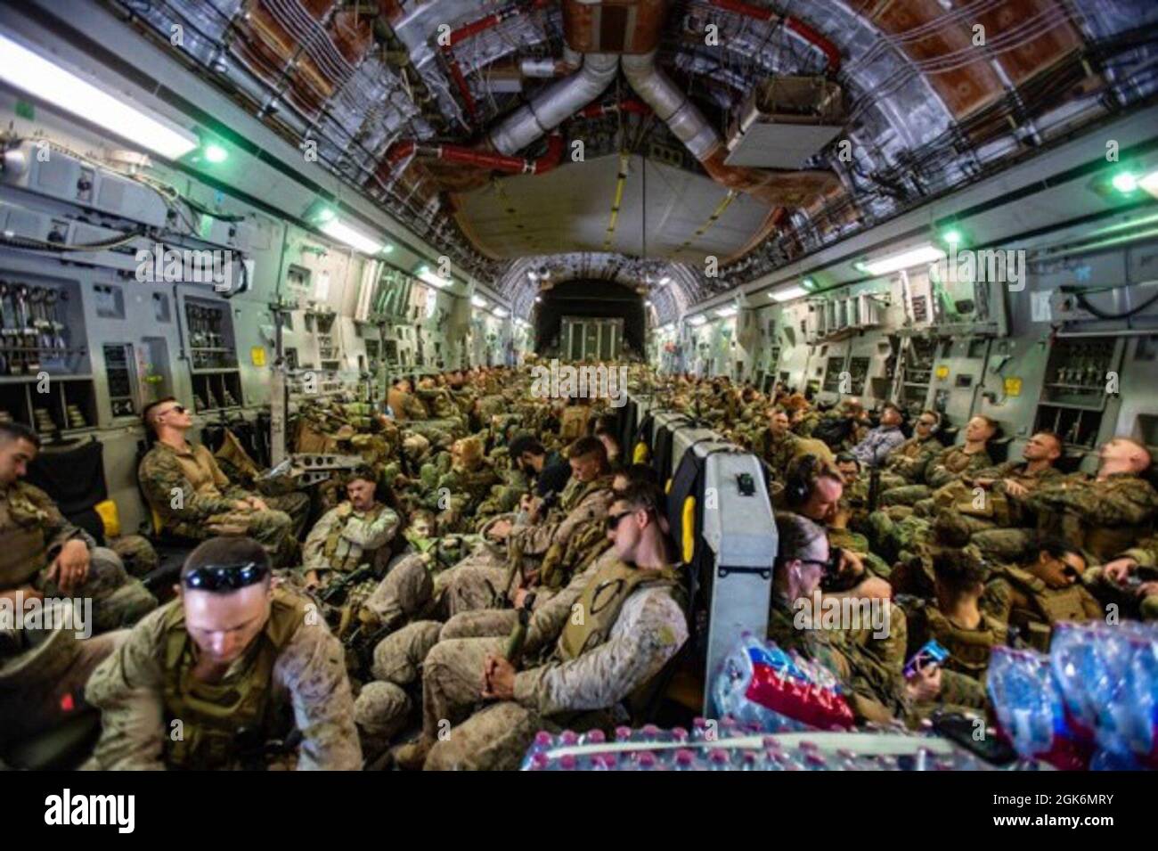 I Marines assegnati alla 24a unità di spedizione marina (MEU) volano all'aeroporto internazionale Hamid Karzai, Kabul, Afghanistan, agosto 17. I Marines stanno assistendo il Dipartimento di Stato con un prelievo ordinato di personale designato in Afghanistan. Foto Stock