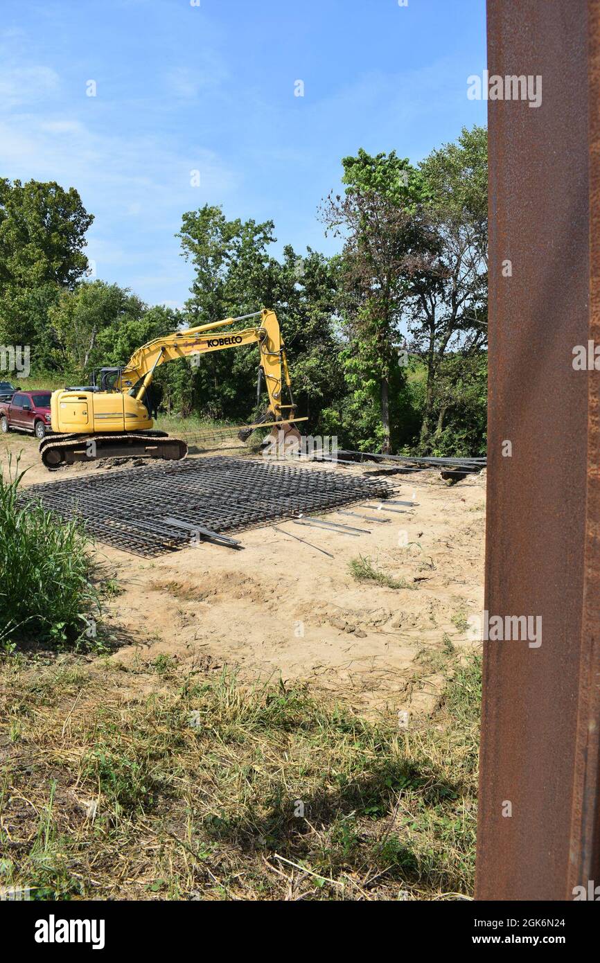 Questa barra e escavatore collegati preposizionati sono strumenti chiave  per il progetto di sostituzione del colvert nei pressi di Eight Mile Creek  nella contea di Greene, Arkansas. I lavoratori delle costruzioni, contratti