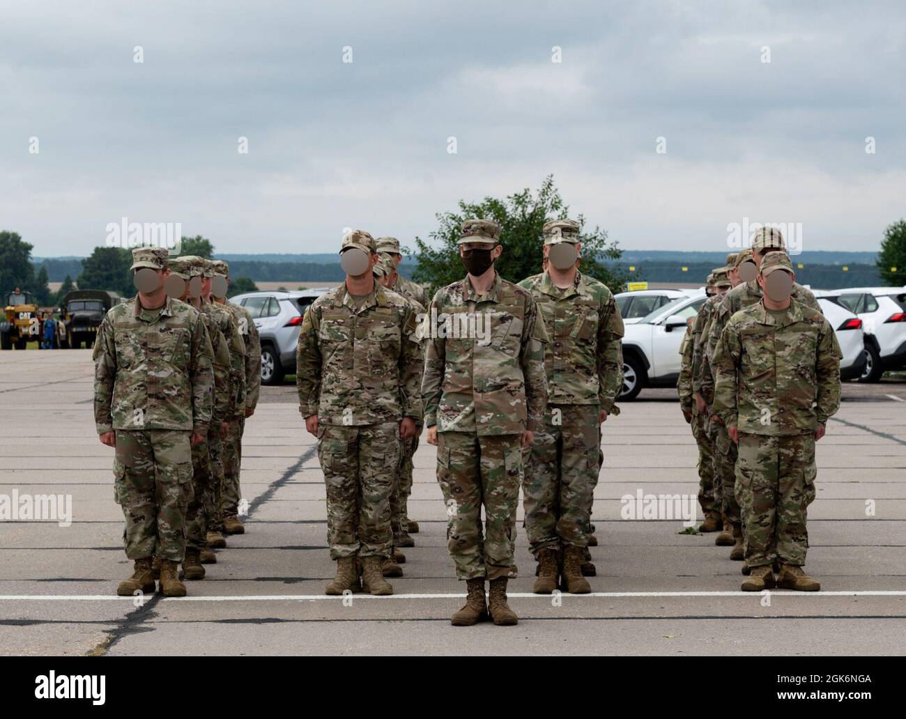 I membri dell'Aeronautica militare statunitense hanno assegnato allo stand in formazione della 352d Special Operations Wing durante una cerimonia in occasione del 456th Air Transportation Brigade's Creation Anniversary in Vinnytsia, Ucraina, 18 agosto 2021. Questa cerimonia congiunta rimane un ricordo storico di come la risolutezza dedicata degli alleati con uno scopo comune e una visione condivisa costruisca partnership comprovate che durano. Foto Stock