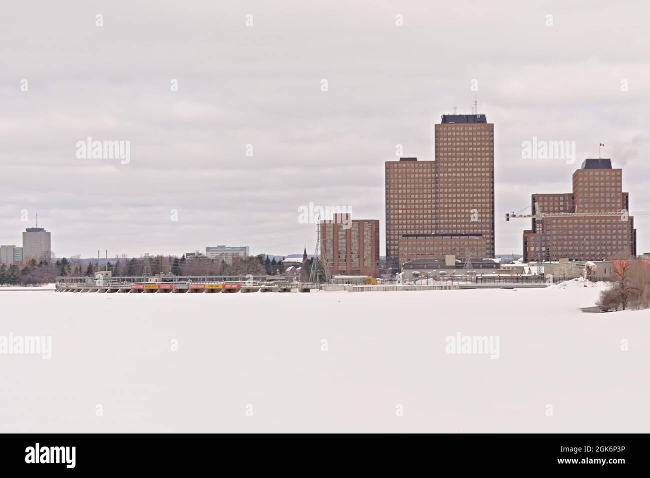 Grattacieli lungo il fiume congelato ottawa, Canada Foto Stock