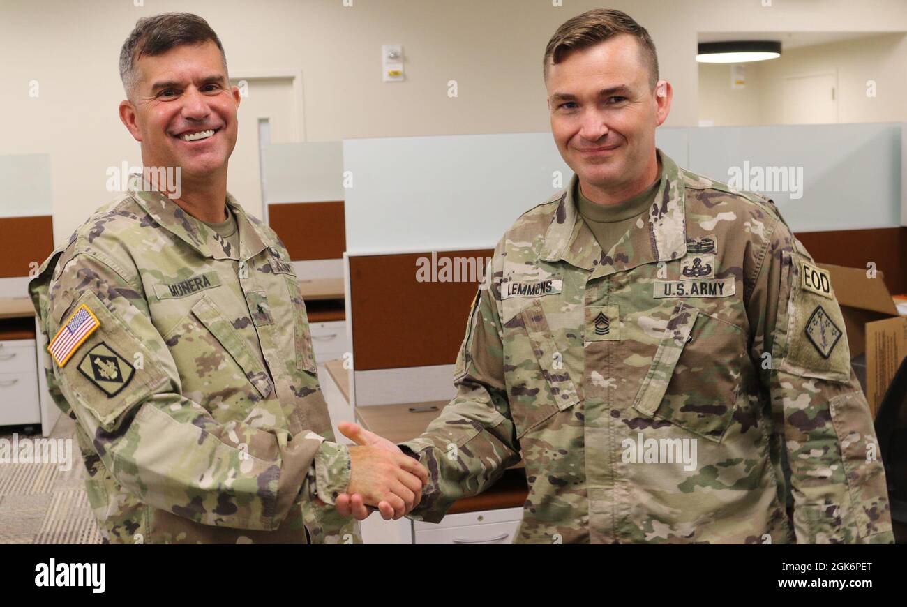 Poi Briga. Antonio V. Munera (a sinistra), il comandante generale del XX comando CBRNE, riconosce il Maestro Sgt. Tyler W. Lemmons da Weapons of Mass Destruction Coordination Team 2 per il suo lavoro con l'esercito degli Stati Uniti Sud durante l'esercizio Fuse Response. Munera è stato da allora promosso a generale maggiore. Foto Stock