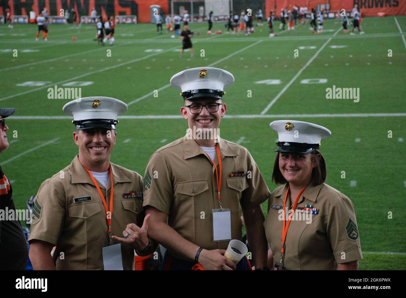 I Marines degli Stati Uniti con la stazione di reclutamento Cleveland partecipano al campo di addestramento dei Cleveland Browns per la giornata di apprezzamento militare a Berea, Ohio, 17 agosto 2021. Alla conclusione della pratica, Cleveland Browns quarterback, Baker Mayfield ha dato un discorso a tutti i membri del servizio in presenza. Foto Stock