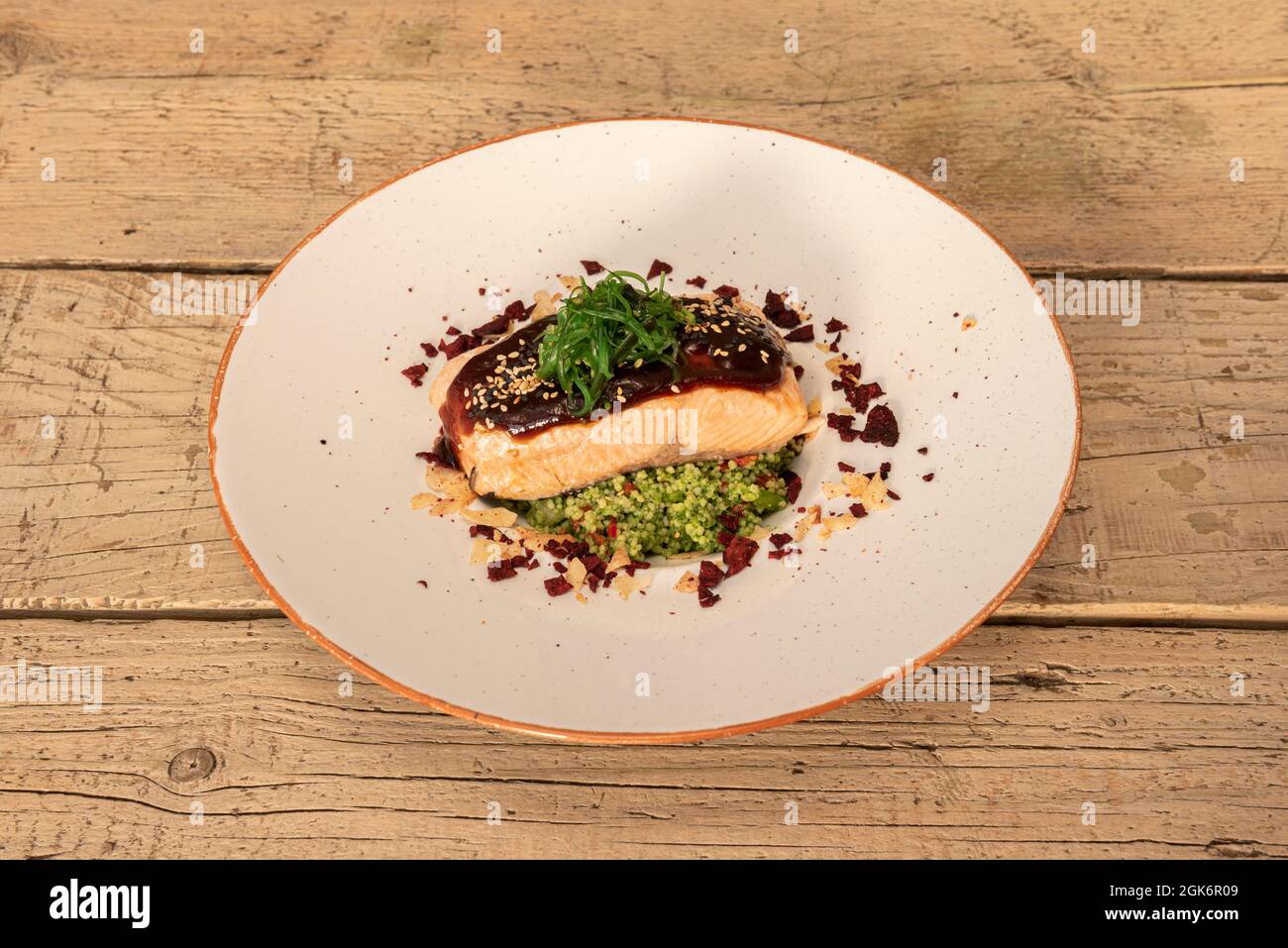 taco salmone alla griglia guarnito con guacamole e patatine di barbabietola con salsa e alghe Foto Stock taco salmone alla griglia guarnito con guacamole e patatine di barbabietola con salsa e alghe Foto Stock