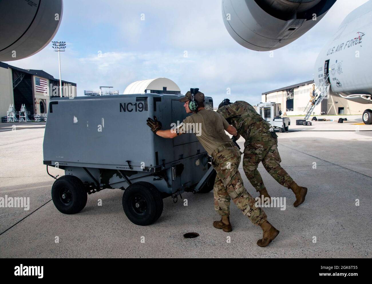 Airman 1st Class Thomas Neiswander, a sinistra, e Airman 1st Class Joel Randley, entrambi 436th Aircraft Maintenance Squadron capi equipaggio, spingere un carrello azoto via da una C-5M Super Galaxy a dover Air Force base, Delaware, 18 agosto 2021. La 436a AMXS Airmen è responsabile dell'ispezione, riparazione, lancio e recupero della flotta di aerei C-5M Super Galaxy della dover AFB. Foto Stock