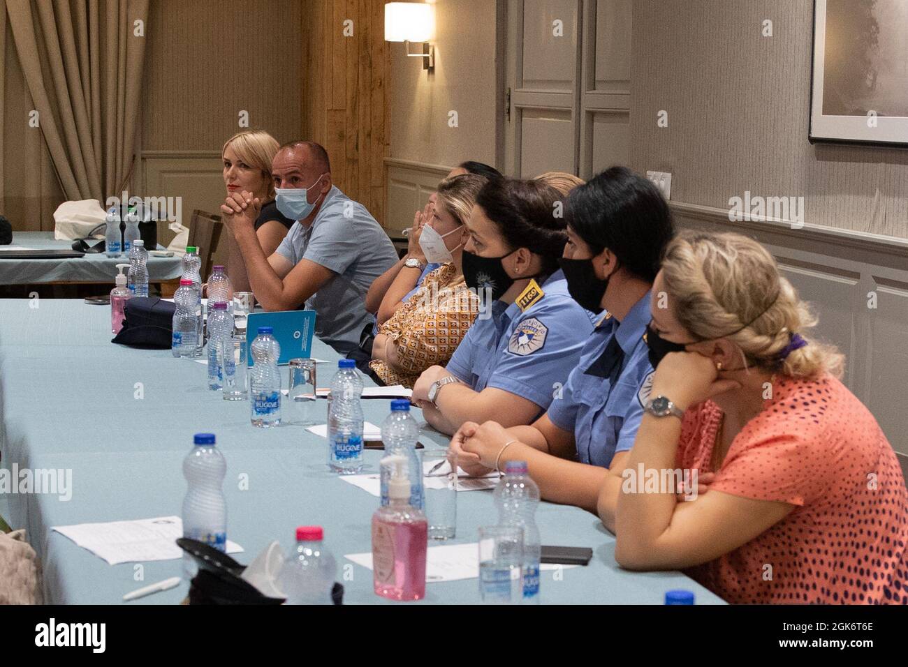 I membri della polizia del Kosovo e della forza del Kosovo 29 soldati regionali di comando-Oriente partecipano all'Associazione delle donne di polizia del Kosovo, 'giorno della formazione della leadership', presso il Ristorante Pristina di Villa Germia a Pristina, Kosovo, 18 agosto 2021. Aferdita Mikullovci, portavoce della polizia del Kosovo, facilita la discussione e condivide il suo viaggio personale in regni di leadership. Foto Stock