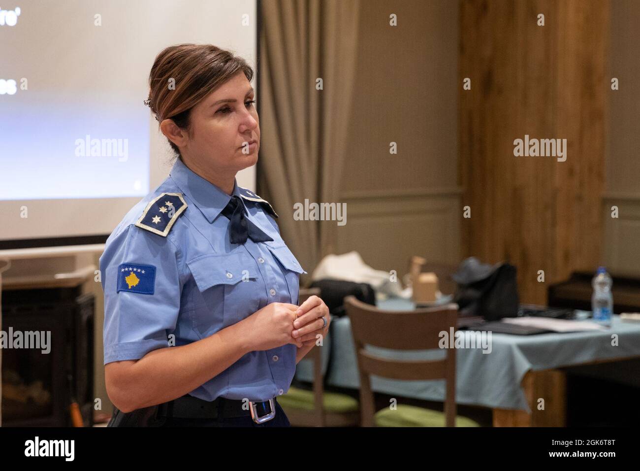 Aferdita Mikullovci, Presidente della polizia del Kosovo, facilita la discussione e condivide il suo viaggio personale nella direzione durante la Giornata della formazione della polizia del Kosovo, al Ristorante Villa Germia Pristina di Pristina, Kosovo, 18 agosto 2021. Partecipano all'evento i membri della polizia del Kosovo e i soldati della forza regionale del Kosovo 29-Est. I partecipanti potranno anche socializzare con un caffè e gustare un pranzo per saperne di più sulla vita e sul lavoro degli altri. Tra le organizzazioni di supporto figurano la direzione generale della polizia e l'Ambasciata degli Stati Uniti in Kosovo. Foto Stock