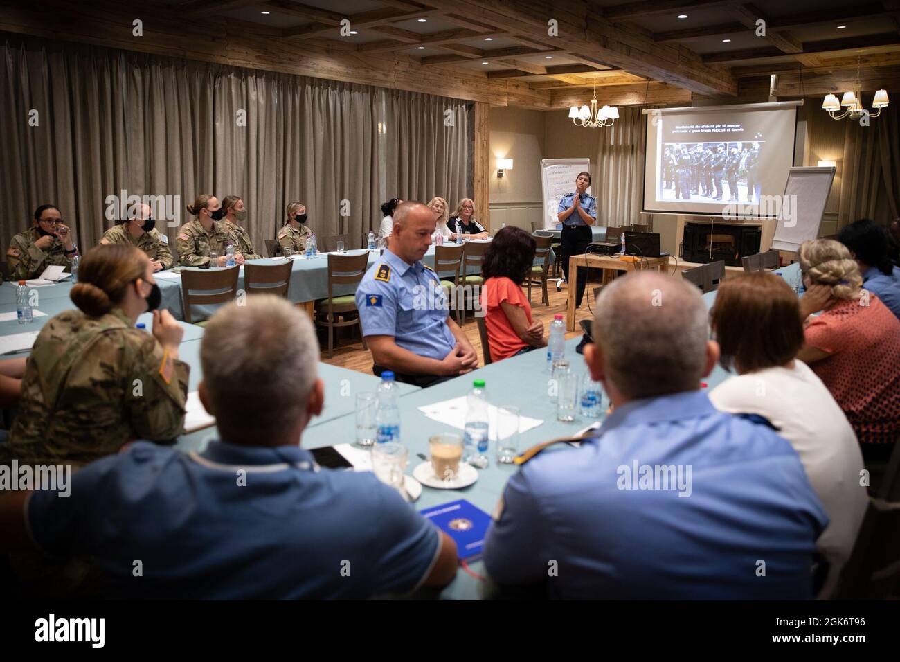 I membri della polizia del Kosovo e della forza del Kosovo 29 soldati regionali di comando-Oriente partecipano all'Associazione delle donne di polizia del Kosovo, 'giorno della formazione della leadership', presso il Ristorante Pristina di Villa Germia a Pristina, Kosovo, 18 agosto 2021. Aferdita Mikullovci, centro in uniforme, facilita la discussione e condivide il suo viaggio personale in regni di leadership. Foto Stock